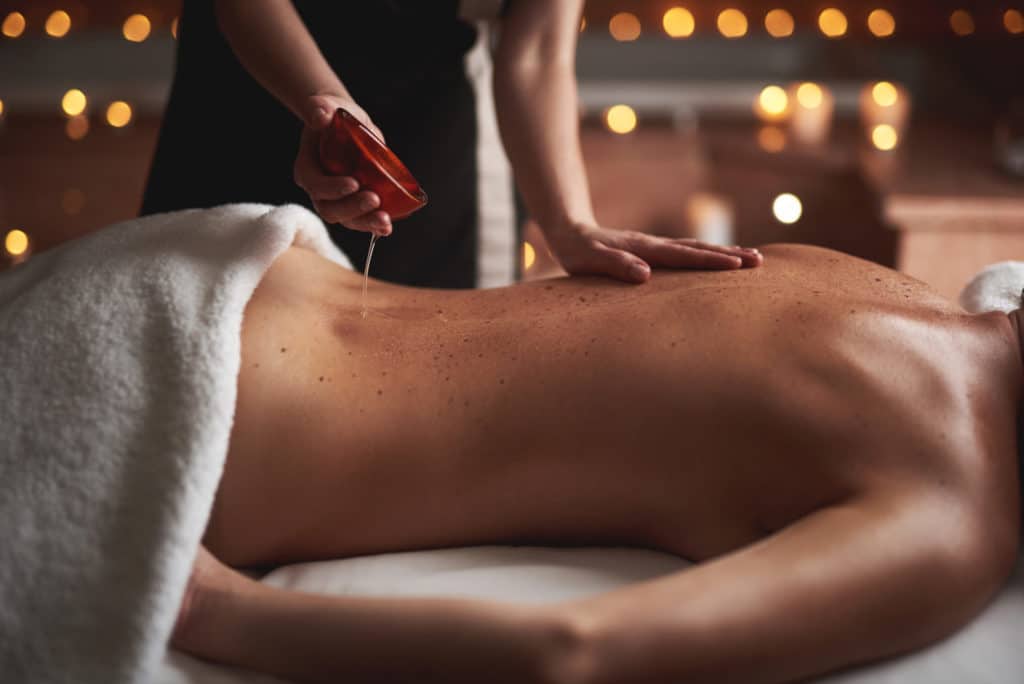 MASSAGE LIBERATEUR AUX HUILES ESSENTIELLES